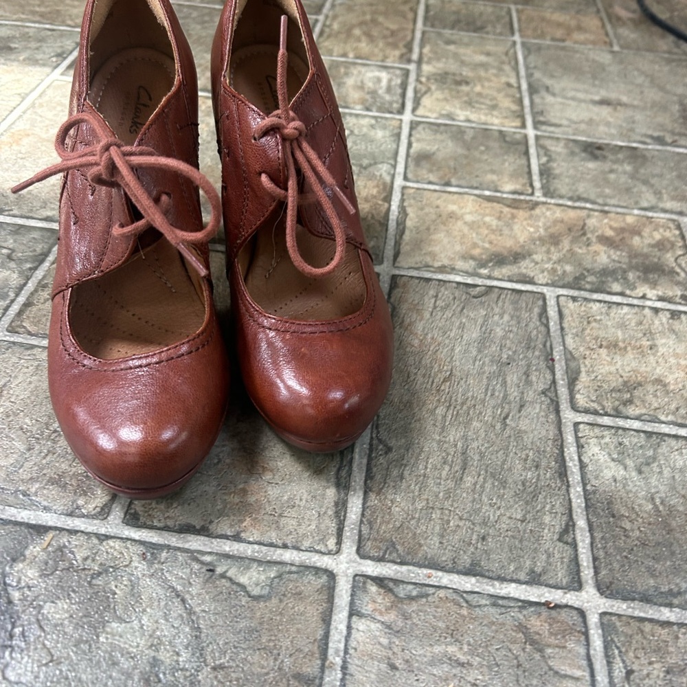 CLARKS- This is a Clarks Flyrt Dally Dress Pump in cognac leather.